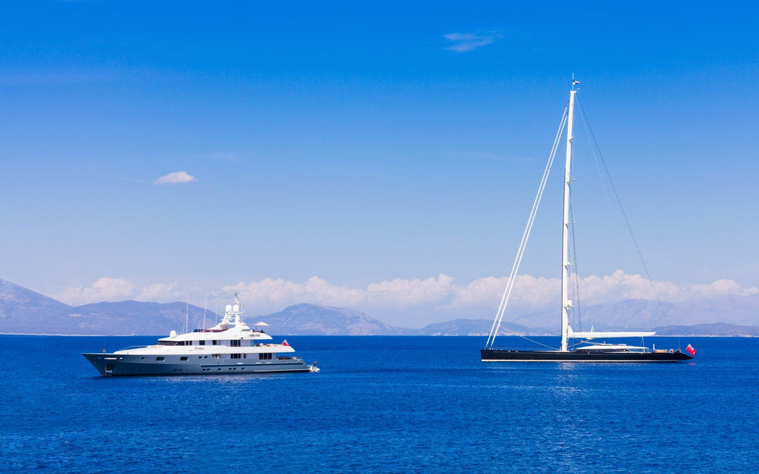 Comment choisir son premier bateau : voile ou moteur ?