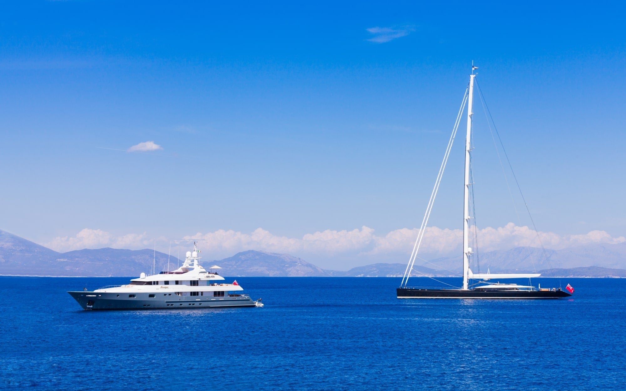 Comment choisir son premier bateau : voile ou moteur ?